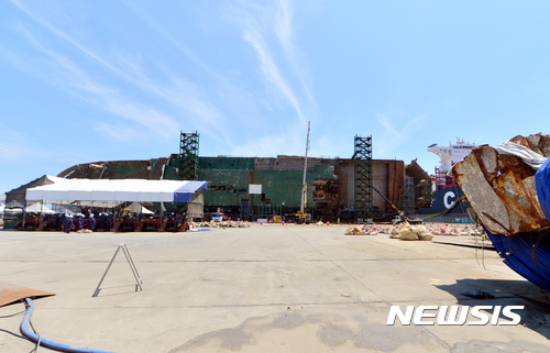 【목포=뉴시스】류형근 기자 = 2일 오후 전남 목포시 목포신항에 육상에 올라온 세월호가 누워있다. 2017.06.02&nbsp;&nbsp;&nbsp; hgryu77@newsis.com