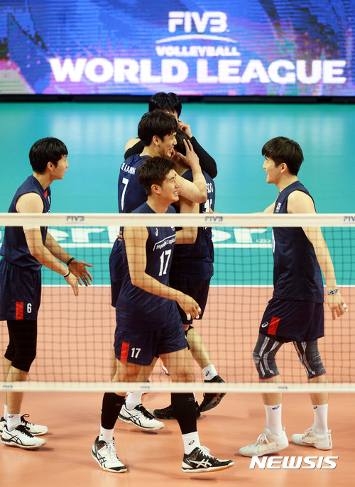 【서울=뉴시스】임태훈 기자 = 2일 오후 서울 중구 장충체육관에서 열린 2017 월드리그 국제남자배구 대한민국과 체코의 경기, 득점에 성공한 대한민국 선수들이 기뻐하고있다. 2017.06.02. taehoonlim@newsis.com