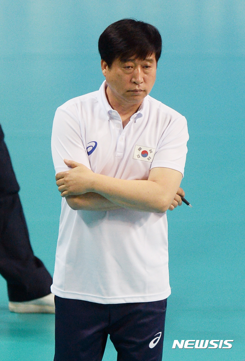 【서울=뉴시스】임태훈 기자 = 2일 오후 서울 중구 장충체육관에서 열린 2017 월드리그 국제남자배구 대한민국과 체코의 경기, 대한민국 김호철 감독이 경기를 지켜보고 있다. 2017.06.02. taehoonlim@newsis.com