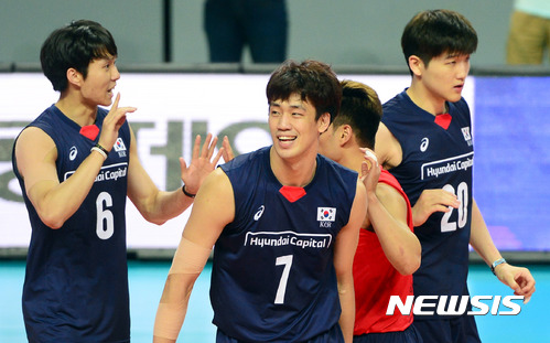 【서울=뉴시스】임태훈 기자 = 2일 오후 서울 중구 장충체육관에서 열린 2017 월드리그 국제남자배구 대한민국과 체코의 경기, 득점에 성공한 대한민국 이강원이 기뻐하고 있다. 2017.06.02. taehoonlim@newsis.com