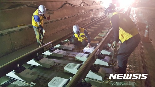 【제천=뉴시스】강신욱 기자 = 내년 완공 예정인 중앙선 원주~제천 복선전철사업이 지난달 말 현재 60.8%의 공정률을 보인 가운데 궤도공사에 본격적으로 들어갔다. 사진은 원주~제천 복선전철사업 노선도. 2017.06.03. (사진=한국철도시설공단 강원본부 제공) <a href="mailto:photo@newsis.com">photo@newsis.com</a>