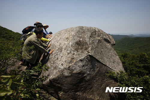 【해남=뉴시스】송창헌 기자 = 전남 해남 두륜산에서 기록으로만 남아 있던 신비로운 동석(動石, 흔들바위)이 발견됐다고 해남군이 3일 밝혔다. 2017.06.03 (사진=해남군 제공) photo@newsis.com