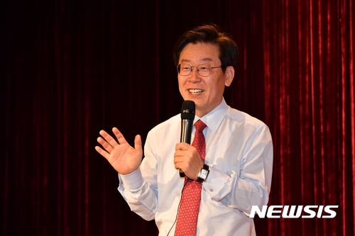  【성남=뉴시스】 이정하 기자 = 이재명 성남시장이 지난 3일 오후 중국 베이징 보야국제호텔에서 500여 명의 현지 학생과 교민이 참석한 가운데 열린 '4차 산업혁명 시대의 복지·경제 정책'이라는 주제의 초청 강연에서 "4차 산업혁명 시대 기본소득이 중요한 대안"이라고 밝히고 있다. 2017.06.04 (사진=성남시 제공)&nbsp; photo@newsis.com&nbsp;&nbsp; 