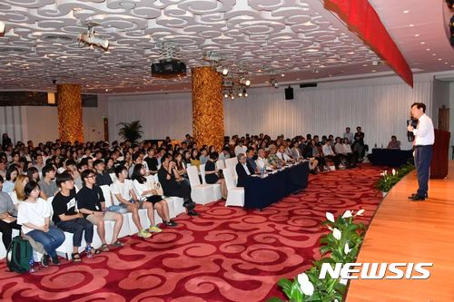 【성남=뉴시스】 이정하 기자 = 이재명 성남시장이 지난 3일 오후 중국 베이징 보야국제호텔에서 500여 명의 현지 학생과 교민이 참석한 가운데 열린 '4차 산업혁명 시대의 복지·경제 정책'이라는 주제의 북경대 초청 강연에서 "4차 산업혁명 시대 기본소득이 중요한 대안"이라고 밝히고 있다. 2017.06.04 (사진=성남시 제공) photo@newsis.com&nbsp;&nbsp;&nbsp; 