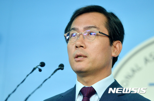 【서울=뉴시스】이영환 기자 = 김영우 국회 국방위원장이 4일 오전 서울 여의도 국회 정론관에서 사드배치 등 안보상황 관련 기자회견을 하고 있다. 2017.06.04. 20hwan@newsis.com