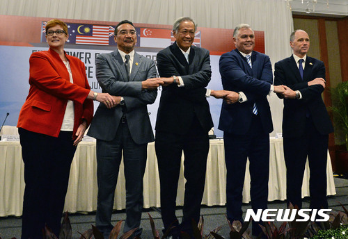【서울=뉴시스】 동남아 지역 국방장관들이 이슬람 급진과격세력인 이슬람국가(IS)가 최근 동남아 지역에서 세력을 확장하고 있는 것에 대해 깊은 우려를 표명하고 나섰다. 이들 국방장관들은 2~4일 사흘 동안 싱가포르에서 열린 아시아안보회의(샹그릴라 대화)에서 한 목소리로 IS가 전례 없을 정도로 동남아 지역 안보를 위협하고 있다면서 대응책 마련이 시급하다는 입장을 밝혔다. 마리스 페인 호주 국방장관, 히샴뭇딘 툰 후세인 말레이시아 국방장관, 응엥헨 싱가포르 국방장관, 마크 미첼 뉴질랜드 국방장관, 스콧 와이트먼 싱가포르 주재 영국 고등판무관 등(왼쪽부터)이 2일(현지시간) 싱가포르에서 5개국 방위협력(FPDA) 기자회견을 마친 뒤 포즈를 취하고 있다. <출처: 블룸버그통신> 2017.06.05.