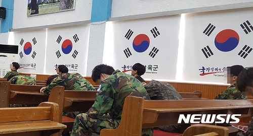 【대구=뉴시스】민경석 기자 = 5일 오전 대구 북구 학정동의 50사단 예비군 훈련장에는 이른 아침부터 예비군 훈련을 받기위한 예비군들이 몰렸다. 사진은 오전 훈련 후 강당에 모인 예비군들이 잠을 청하고 있는 모습이다. 2017.06.05.&nbsp; 0803mks@newsis.com 