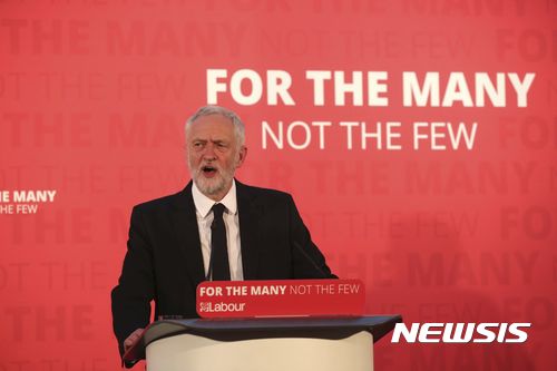 【런던=AP/뉴시스】영국 제1야당 노동당의 제러미 코빈 댕대표가 5일(현지시간) 테리사 메이 총리의 사퇴를 요구하는 사람들을 지지한다고 밝혔다. 그는 지난 4일 런던에서 총선을 앞두고 유세하면서 대테러전에 대해 연설하고 있다. 2017.06.06 