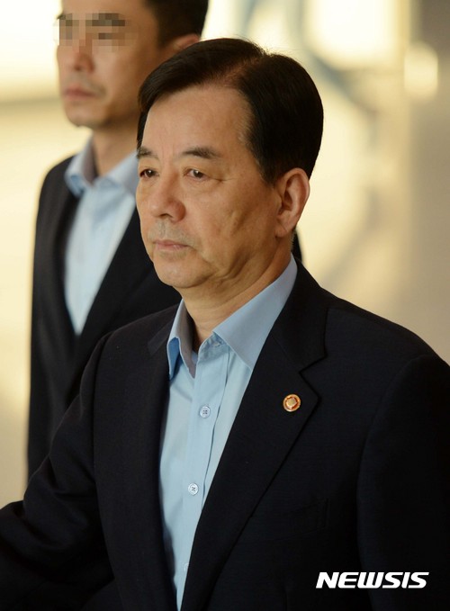 【인천공항=뉴시스】고범준 기자 = 한민구 국방부 장관이 싱가포르에서 열린 제16차 아시아안보회의 참석을 마치고 5일 오전 인천국제공항을 통해 귀국하고 있다. 2017.06.05. bjko@newsis.com 