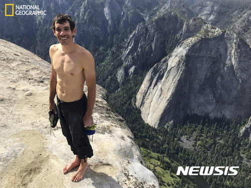 【요세미티=내셔널지오그래픽· AP/뉴시스】 자일과 안전벨트 등 장비 없이 3일(현지시간) 맨손으로 미 캘리포니아주 요세미티 국립공원의 엘 캐피탄 봉을 단독 등반하는데 성공한 알렉스 하놀드. 그는 11세부터 등산을 해왔으며 이 거대한 화강암을 맨손 등반하기 위해 장비를 갖춘 채 몇년동안 수없이 반복 훈련을 했다고 말했다. 2017.06.05&nbsp;&nbsp; 