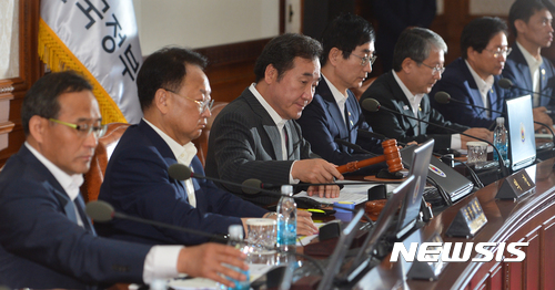 【서울=뉴시스】고승민 기자 = 이낙연 국무총리가 5일 오전 서울 종로구 정부서울청사에서 취임 후 첫 국무회의를 주재하고 있다. 이날 국무회의에서는 일자리 추경으로 불리는 '2017년도 제1회 추가경정예산안' 등 즉석안건 11건과 대통령령안 8건, 일반안건 1건을 심의·의결한다. 2017.06.05.&nbsp; kkssmm99@newsis.com 