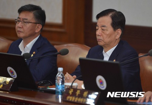 【서울=뉴시스】고승민 기자 = 한민구 국방부 장관이 5일 오전 서울 종로구 정부서울청사에서 열린 이낙연 국무총리 취임 후 첫 국무회의에 참석해 이 총리의 모두발언을 들으며 눈을 감고 있다.이날 국무회의에서는 일자리 추경으로 불리는 '2017년도 제1회 추가경정예산안' 등 즉석안건 11건과 대통령령안 8건, 일반안건 1건을 심의·의결한다. 2017.06.05. kkssmm99@newsis.com