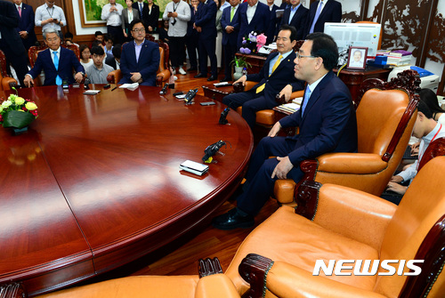 【서울=뉴시스】박영태 기자 = 5일 오전 서울 영등포구 여의도 국회 의장실에서 진행된 국회의장과 여야 4당 원내대표회동이 정우택 자유한국당 원내대표가 불참한 가운데 진행되고 있다. 왼쪽부터 김동철 국민의당 원내대표, 우원식 더불어민주당 원내대표, 정세균 국회의장, 주호영 바른정당 원내대표. 2017.06.05. since1999@newsis.com