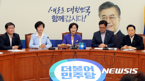 【서울=뉴시스】박영태 기자 = 추미애 더불어민주당 대표가 5일 오전 서울 영등포구 여의도 국회 당대표 회의실에서 진행된 더불어민주당 최고위원회의에서 "자유한국당은 김상조 후보자 때리기 그만하라"고 발언하고 있다. 2017.06.05.since1999@newsis.com