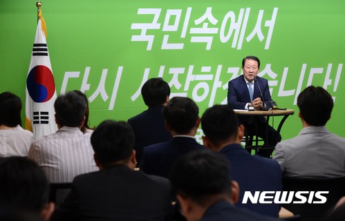 【서울=뉴시스】홍효식 기자 = 국민의당 박주선 비상대책위원장이 5일 오전 서울 여의도 당사에서 당직자와 간담회를 갖고 있다. 2017.06.05.&nbsp; yesphoto@newsis.com
