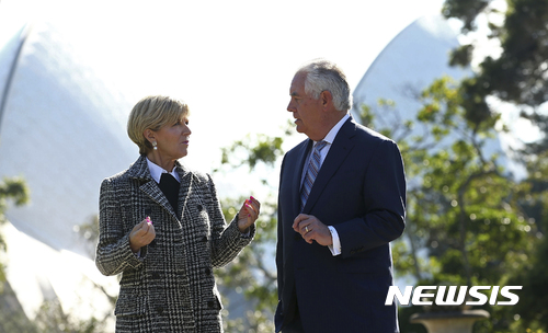 【시드니=AP/뉴시스】호주 시드니에서 렉스 틸러슨 미국 국무장관과 줄리 비숍 호주 외무장관이 5일 대화를 나누고 있다. 이날 양국 외교· 국방장관들은 연례 대화를 가졌다. 2017.06.05