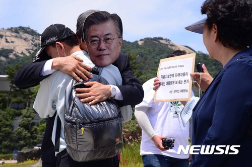 【서울=뉴시스】전신 기자 = 5일 청와대 분수대 광장에서 가습기살균제 피해자와 가족모임이 문재인 대통령에게 가습기살균제 사건 문제 해결 방안 마련과 피해자 사연 등을 전하는 편지를 낭독한 후 피해자 및 가족들을 위로하는 퍼포먼스를 하고 있다. 2017.06.05.&nbsp; photo1006@newsis.com