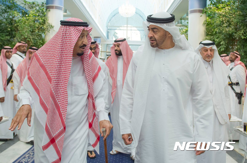 【제다=AP/뉴시스】사우디아라비아와 바레인, 아랍에미리트, 이집트가 2017년 6월5일 카타르와 국교를 단절한다고 발표했다. 사진은 2일 사우디의 살만 국왕(왼쪽)이 제다에서 아랍에미리트연합 아부다비의 셰이크 모하메드 빈 자예드 알 나얀 왕자와 대화를 나누고 있는 모습으로 카타르와 아랍에미리트(UAE)는 18일 카타르에 대한 수년 간의 보이코트를 끝내고 서로 상대국에 대사관을 다시 개설하는 데에 거의 접근했다고 인정했다. 2023.04.18.