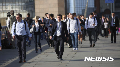 【런던=AP/뉴시스】영국 런던 브리지에서 5일(현지시간) 출근길의 시민들이 오가고 있다. 3일 밤 런던브리지와 인근 보로마켓에서 차량 및 흉기 테러가 발생해 많은 사상자가 초래됐다. 2017.06.05