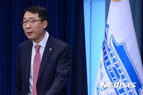 【서울=뉴시스】전신 기자 = 윤영찬 국민소통수석이 사드 추가반입 보고 누락 조사 관련 브리핑을 위해 5일 청와대 춘추관 대브리핑실로 들어서고 있다. 2017.06.05. photo1006@newsis.com