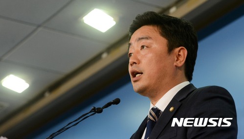 【서울=뉴시스】홍효식 기자 = 더불어민주당 강훈식 원내 대변인이 5일 오후 서울 여의도 국회 정론관에서 현안 브리핑을 하고 있다. 2017.06.05. yesphoto@newsis.com