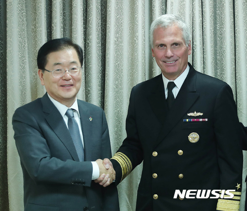 【서울=뉴시스】정의용 국가안보실장이 5일 오후 청와대에서 방한 중인 제임스 시링(James D. Syring) 미국 국방부 미사일방어국장과 면담에 앞서 악수하고 있다. 2017.06.05. (사진=청와대 제공) photo@newsis.com