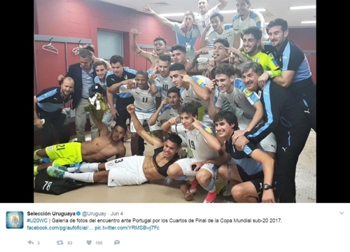 우루과이 U-20 축구대표팀이 지난 4일 대전월드컵경기장에서 열린 국제축구연맹(FIFA) U-20 월드컵 포르투갈과 8강전을 마친 뒤 라커룸에서 아시아인을 비하하는 '눈 찢기' 포즈로 기념 촬영을 하고 있다. (사진=우루과이축구협회 트위터)