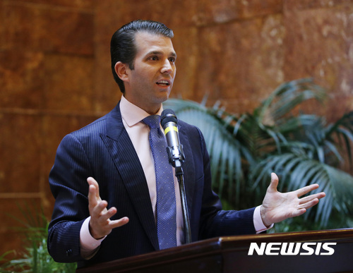 【뉴욕=AP/뉴시스】도널드 트럼프 미 대통령의 장남 도널드 트럼프 주니어가 지난 6월5일 뉴욕에서 트럼프 호텔의 확장 문제에 대해 설명하고 있다. 그는 9일 지난해 6월9일 힐러리 클린턴 민주당 대선 후보에게 타격을 줄 정보를 제공하겠다는 약속을 받고 크렘린과 연계된 러시아 변호사를 만났다는 뉴욕 타임스(NYT) 9일자 보도를 반박하는 성명에서 사실상 러시아와 트럼프 선거진영 간 공모를 시인한 것으로 간주될 수 있는 내용을 담아 대통령 측에 불리한 상황을 더욱 어렵게 만들었다고 워싱턴포스트(WP)가 지적했다. 2017.7.10