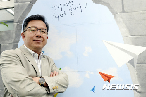 【서울=뉴시스】최진석 기자 = 진희선 서울시 도시재생본부장이 2일 오전 중구 서울시청 도시재생본부에서 뉴시스와 인터뷰에 앞서 포즈를 취하고 있다. 2017.06.07. myjs@newsis.com