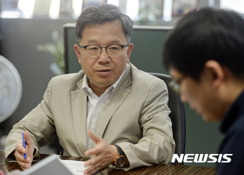 【서울=뉴시스】최진석 기자 = 진희선 서울시 도시재생본부장이 2일 오전 중구 서울시청 도시재생본부에서 뉴시스와 인터뷰를 하고 있다. 2017.06.07. myjs@newsis.com