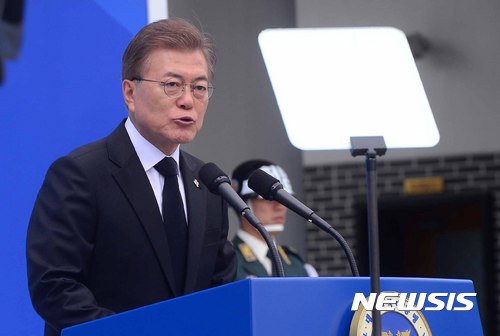 【서울=뉴시스】전신 기자 = 문재인 대통령이 6일 서울 동작구 국립서울현충원에서 거행된 제62회 현충일 추념식에서 추념사를 하고 있다. 2017.06.06. photo1006@newsis.com