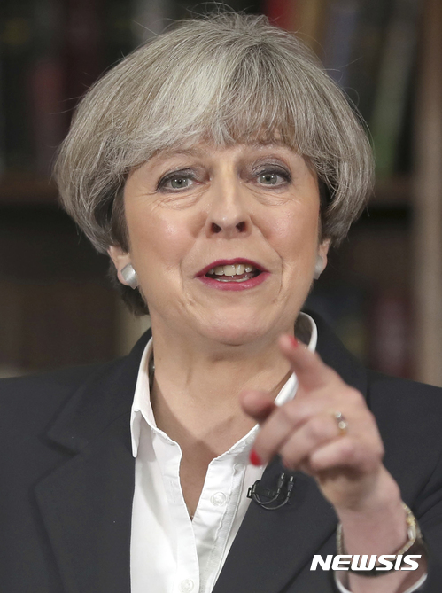 '사형수' 처지된 메이 英 총리···정권 수명 오래가지 못할 듯