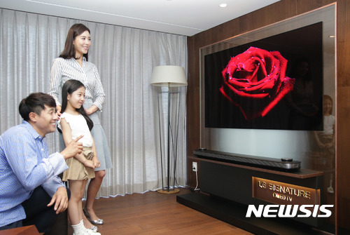 【서울=뉴시스】LG전자는 서울 남산에 위치한 '반얀트리 클럽 앤 스파 서울', 경상남도 남해에 위치한 '사우스케이프 스파 앤 스위트' 등 고급 호텔과 리조트 로비에 '시그니처 올레드 TV W'를 설치했다고 7일 밝혔다. (사진=LG전자 제공) photo@newsis.com