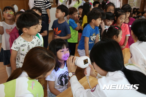 【대구=뉴시스】우종록 기자 = 제72회 구강보건의 날(9일)을 앞둔 7일 오전 대구 달서구 보건소에서 마련한 구강 건강 체험 교육에서 월배유치원 원생들이 칫솔질이 잘 안된 부분을 확인하는 구강 검사를 받고 있다. 이날 행사는 ‘그 이와의 평생동행! 내인생의 건강미소’라는 슬로건으로 월배유치원 원생 290여명을 대상으로 실시했다. 2017.06.07. <a href="mailto:wjr@newsis.com">wjr@newsis.com</a>