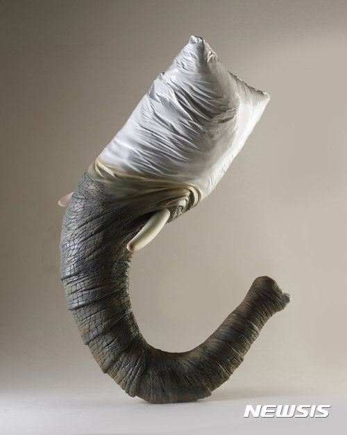 【서울=뉴시스】이동헌, Plastic Bag Elephant, 2012, 레진에 우레탄도색, 70×35×50cm 