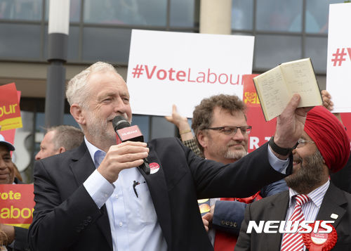【텔포드=AP/뉴시스】제러미 코빈 영국 노동당 대표가 6일(현지시간) 잉글랜드 텔포드에서 총선 유세를 진행하고 있다. 2017.6.7.