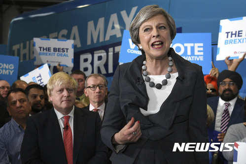 【슬라우=AP/뉴시스】 테리사 메이 영국 총리가 6일(현지시간) 잉글랜드 슬라우에서 보수당 총선 유세를 진행하고 있다. 2017.6.7.