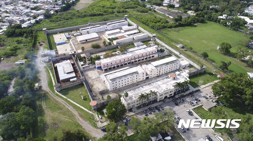 【치우다드 빅토리아( 멕시코) = AP/뉴시스】 = 지난 달 폭동이 일어나 교도관 2명이 죽고 1명이 부상당했던 멕시코 치우다드 빅토리아 교도소의 항공사진. 그 폭동으로 주민들에게 한 때 대피령이 내려지고 일대의 교통이 봉쇄되었다.