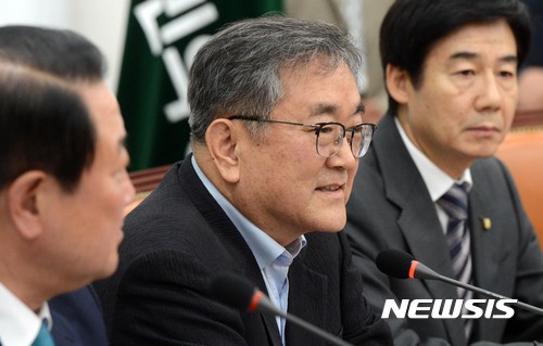 【서울=뉴시스】홍효식 기자 = 국민의당 혁신위원장으로 선임된 김태일 영남대 교수가 7일 오전 서울 여의도 국회에서 열린 제5차 바상대책위원회의에 앞서 인사말을 하고 있다. 2017.06.07.  yesphoto@newsis.com