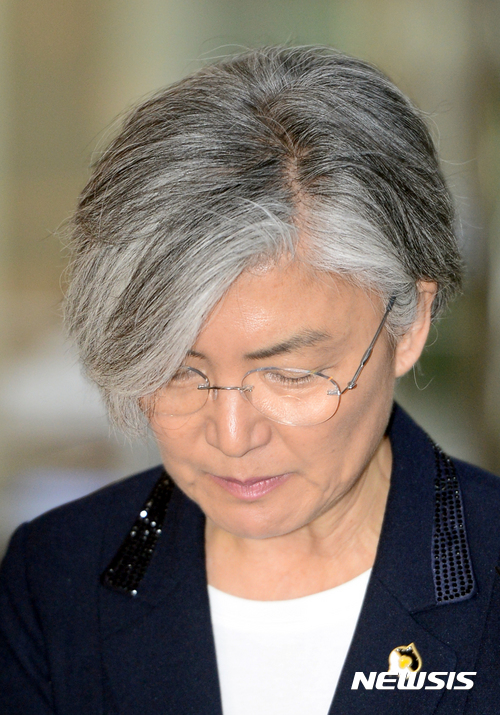 【서울=뉴시스】임태훈 기자 = 강경화 외교부장관 후보자가 7일 오전 인사청문회 출석을 위해 서울 여의도 국회로 들어서고 있다. 2017.06.07. taehoonlim@newsis.com