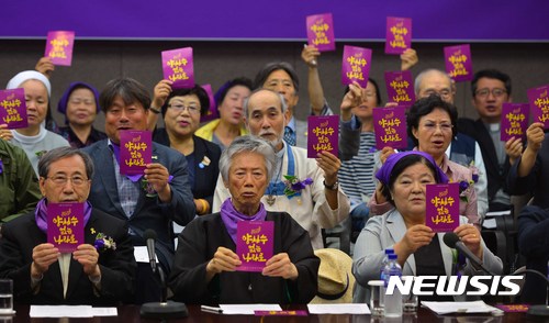 【서울=뉴시스】고승민 기자 = 7일 오전 서울 프레스센터에서 열린 '양심수 없는 나라로' 양심수 석방 추진위원회 발족 기자회견에서 참가자들이 문재인 대통령에게 보낼 엽서를 들어보이며 구호를 외치고 있다. 2017.06.07. kkssmm99@newsis.com