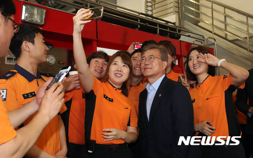 [서울=뉴시스]전진환 기자 = 문재인 대통령이 2017년 6월 7일 오전 일자리 추경 현장 방문으로 서울 용산소방서를 찾아 소방대원들과 기념촬영을 하고 있다. 2020.05.10. amin2@newsis.com