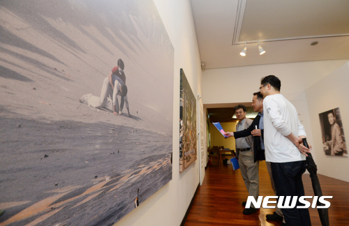 【서울=뉴시스】김진아 기자 = 7일 서울 연세대학교 백주년기념관에서 열린 이한열 열사 30주기 특별기획전에서 이한열 열사의 피격 전후의 상황이 담긴 미공개 사진이 전시돼 있다.  '2017이 1987에게'라는 주제로 열린 이번 전시는 다음 달 8일까지 연세대박물관 기획전시실에서 진행되며 이 열사의 최루탄 피격 전후의 모습이 담긴 컬러사진이 최초로 일반에게 공개된다. 2017.06.07. bluesoda@newsis.com