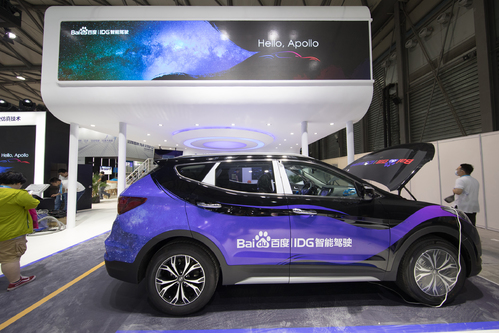 【서울=뉴시스】 현대자동차는 7일 중국 상해 신국제엑스포센터에서 개막한 아시아 최대 가전쇼 'CES 아시아'에 참가해 바이두와 협업을 통해 개발한 통신형 내비게이션 '바이두 맵오토(Baidu MapAuto)'와 대화형 음성인식 서비스 '두어 OS 오토(Duer OS Auto)'의 탑재 계획을 발표했다. 사진은 바이두 전시장 내 ‘바이두 맵오토’와 ‘두어 OS 오토’가 시범적용된 현대차 중국형 싼타페 모습. 2017.06.07. (사진=현대자동차 제공) photo@newsis.com