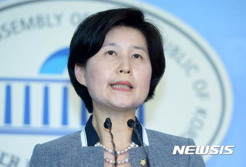 【서울=뉴시스】이영환 기자 = 더불어민주당 백혜련 대변인이 7일 오후 서울 여의도 국회 정론관에서 현안관련 브리핑을 하고 있다. 2017.06.07. 20hwan@newsis.com