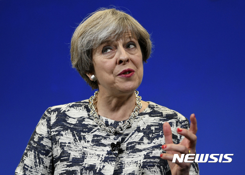 【노리치=AP/뉴시스】테리사 메이 영국 총리가 7일(현지시간) 잉글랜드 노리치에서 총선 유세를 진행하고 있다. 2017.6.8.