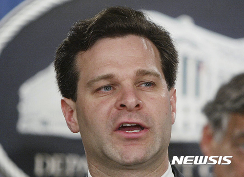 【AP/뉴시스】도널드 트럼프 미 대통령이 7일 트윗으로 새 FBI 국장 지명 사실을 알린 크리스토퍼 레이 변호사의 자료 사진. 연방 법무부 차관보로 재직하던 2003년 기자회견을 하고 있다. 그는 2005년까지 재직했다. 2017. 6. 7.&nbsp; 