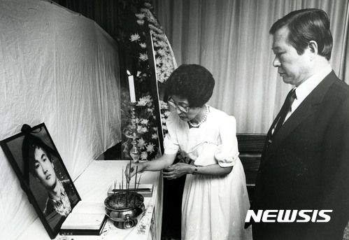 【서울=뉴시스】박진희 기자 =1987년 6월 9일, 연세대에서 열린 '6·10대회 출정을 위한 연세인 결의대회' 시위 도중 전투경찰이 쏜 최루탄(SY44)에 뒷머리 피격 당한 후 27일 동안 사경을 헤매다가 7월 5일 사망한 고 이한열 씨의 분향소 모습을 기록한 사진가 윤석봉 씨가 6.10 민주 항쟁 30주년 맞아 뉴시스에 사진을 제공했다. 사진은 1987년 7월 5일 당시 김대중 통일민주당 상임고문이 이희호 여사와 분향하고 있다. 2017.06.08. (사진=윤석봉 제공) (* 위 사진은 재배포, 재판매, DB 및 활용을 금지합니다.)