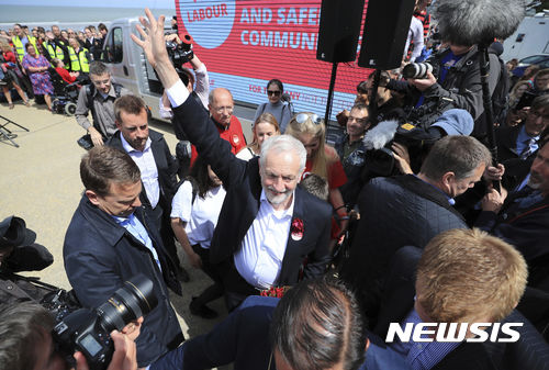 【콜윈베이=AP/뉴시스】제러미 코빈 영국 노동당 대표가 7일(현지시간) 웨일스 콜윈베이에서 선거유세를 진행하고 있다. 2017.6.8.