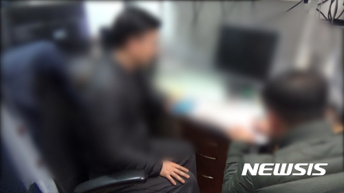 【수원=뉴시스】김지호 기자 = 서울에서 영업 중인 박모(52)씨의 별정통신사 업체를 압수수색하는 경찰. (사진=경기남부지방경찰청 제공) <a href="mailto:photo@newsis.com">photo@newsis.com</a>